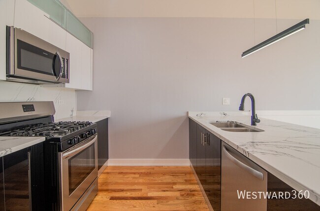 Building Photo - Penthouse 3 bed 2 bath near Washington Park