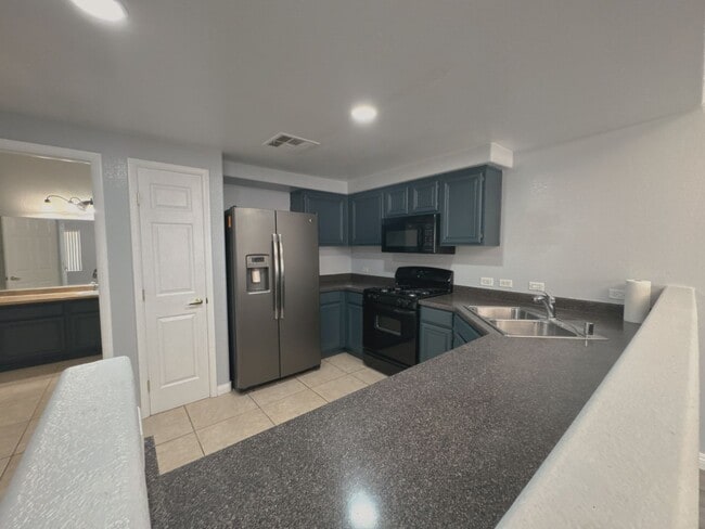Building Photo - 2b2b Condo