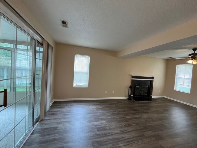 Building Photo - 3 Bedroom, 2 Bathroom Home in Kings Charter