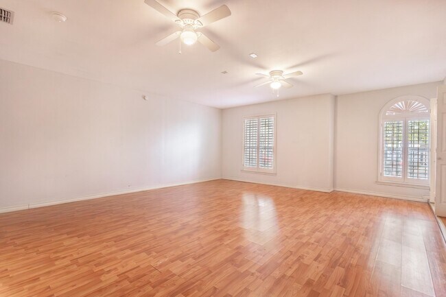 Building Photo - 312 Cambridge Loop