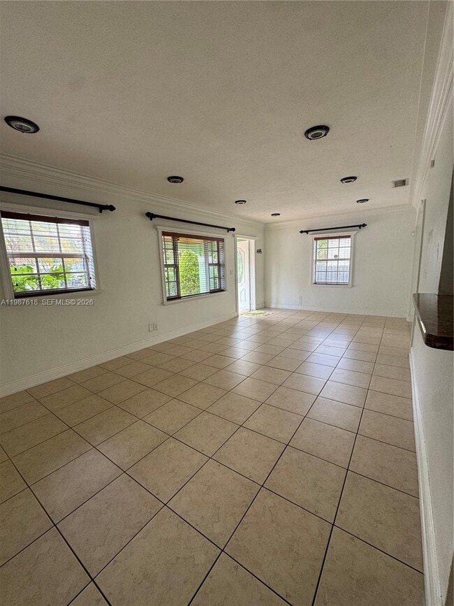 Building Photo - 551 E 60th St