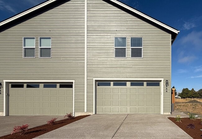 Building Photo - 344 SE Shetterly Dr