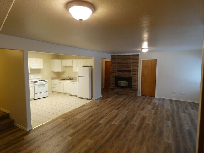 Building Photo - **Spacious Duplex** Lower Level