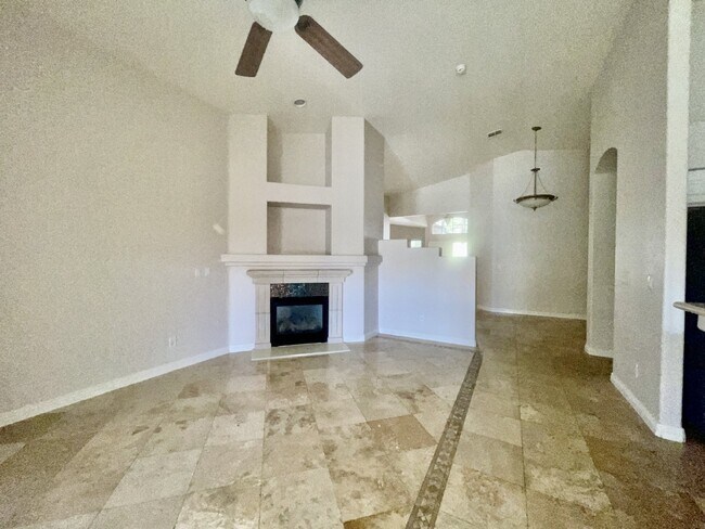 Building Photo - Stunning 3 bedroom 3 bath with dual primar...