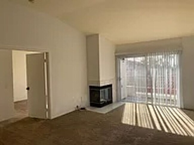 Building Photo - Available 2 bedroom/2 bath condo in a grea...