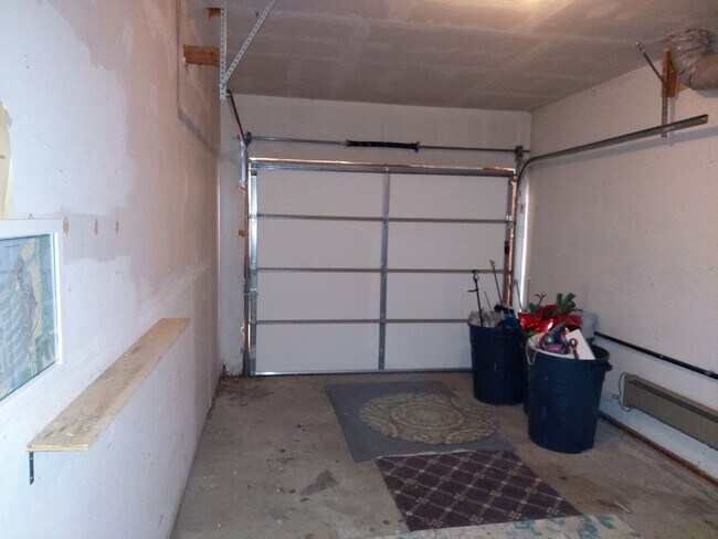 Building Photo - Large furnished 4 bedroom home with 2 car ...