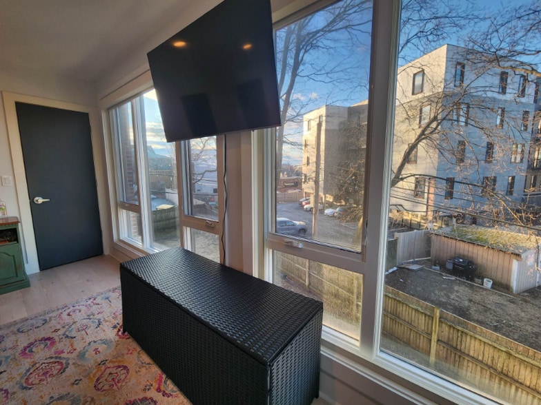 Building Photo - 533 Cambridge St