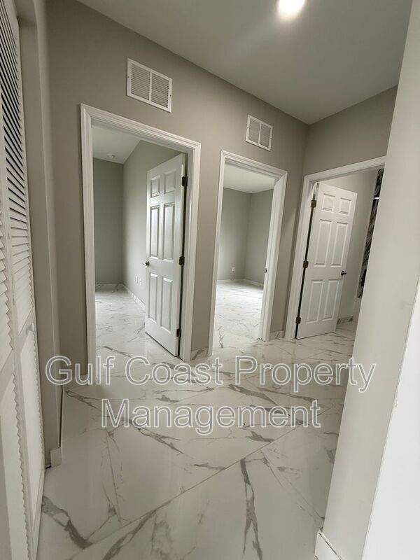 Building Photo - 1726 NE 13th St