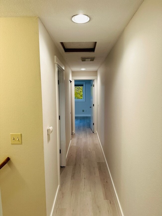 Building Photo - Charming Updated & Spacious Condo in a Peaceful Setting