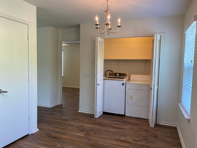 Building Photo - 4 Bedroom in Thaxton Place