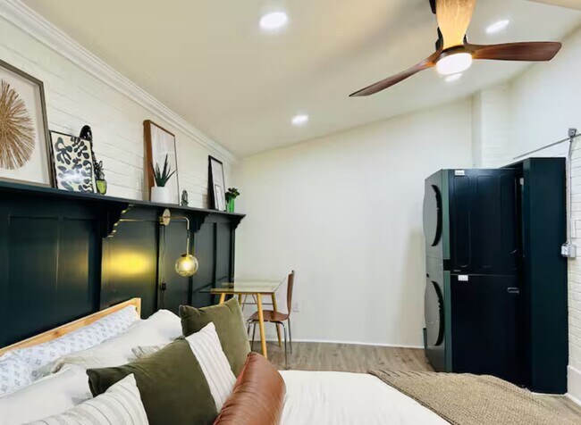 Building Photo - Midtown Gorgeous Home on Large Lot