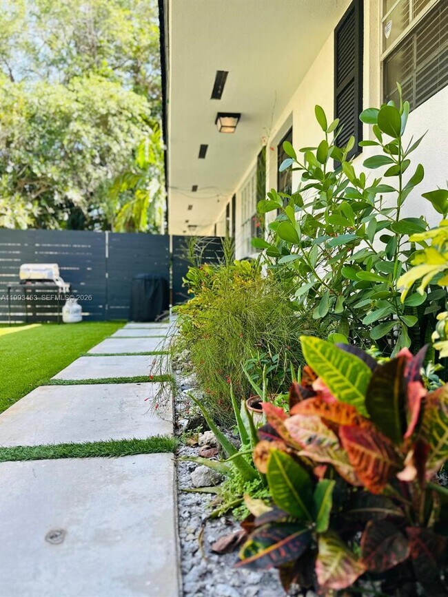 Building Photo - 1002 NE 119th St