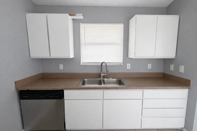 Building Photo - Indian Lakes