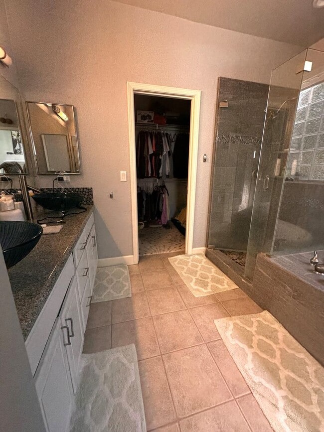 Building Photo - Beautiful Golf Course Home Located on a Cul de Sac