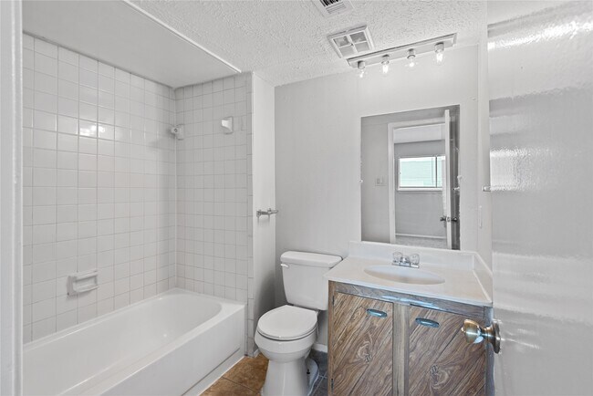 Building Photo - 11211 Pembridge Dr