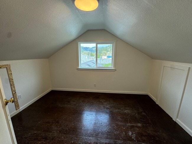 Building Photo - 3 bedroom house with a guest house