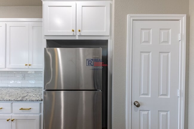 Building Photo - Stylish Glen Rose Home with Open Layout