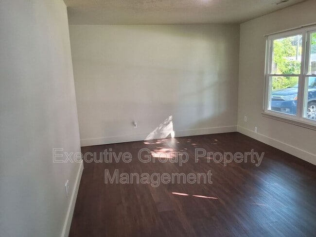 Building Photo - 117 Academy Ln