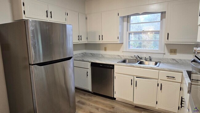 Building Photo - 4035 Meadowbrook Dr