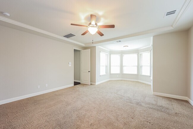 Building Photo - 5 Bedrooms and 3+ Living Spaces!