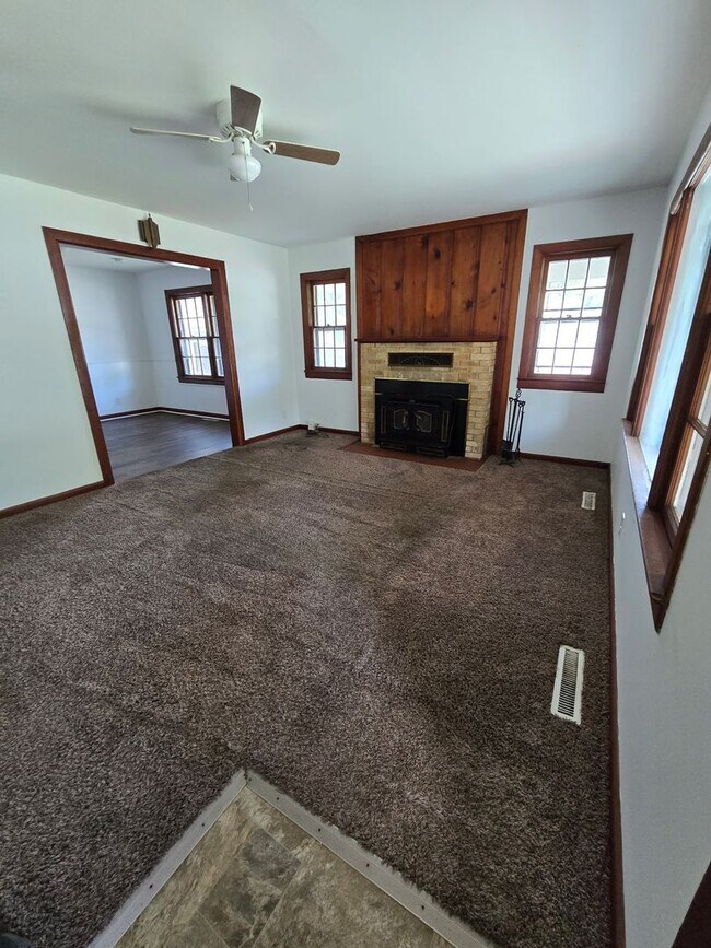 Building Photo - Spacious 2 Bedroom, 1.5 Bath Home in Sprin...
