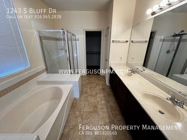 Building Photo - 1243 S Bluff Dr