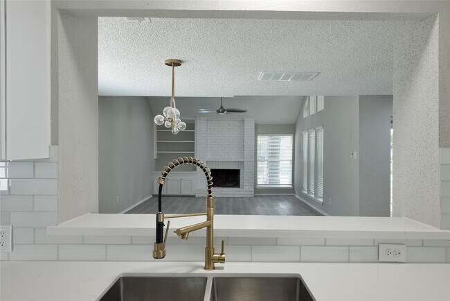 Building Photo - 5111 Pinewilde Dr