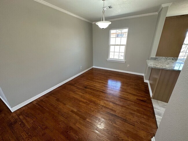 Building Photo - 2010 S Milam St