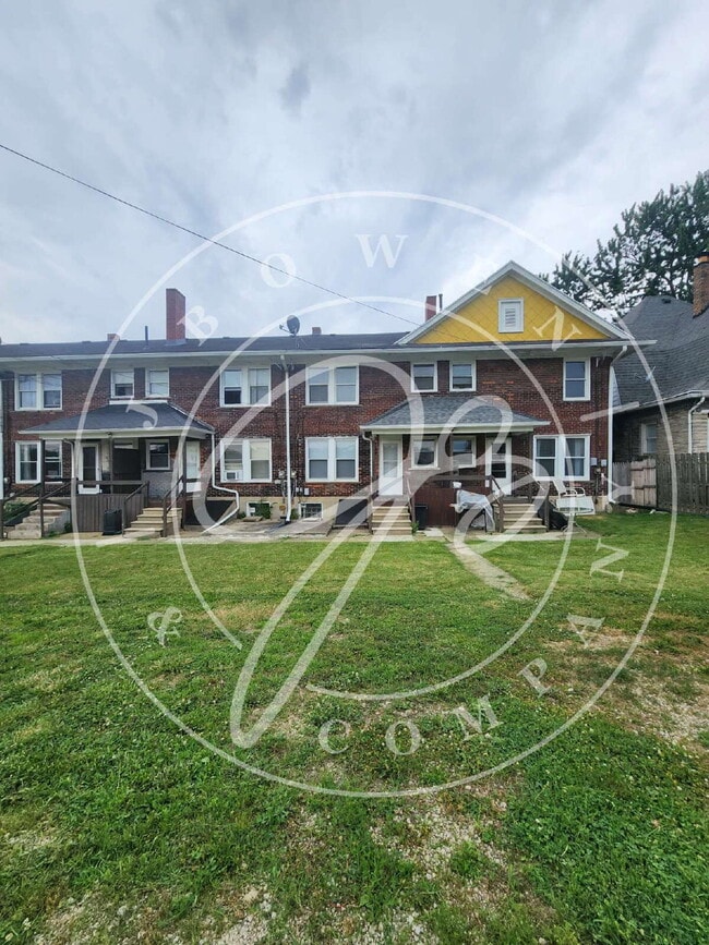 Building Photo - 2 bed 2 story townhouse! Individual basement! Front and back entrances with porch!