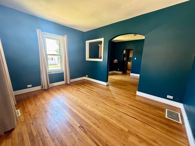 Building Photo - Centrally located 2 bedroom 1 bath house