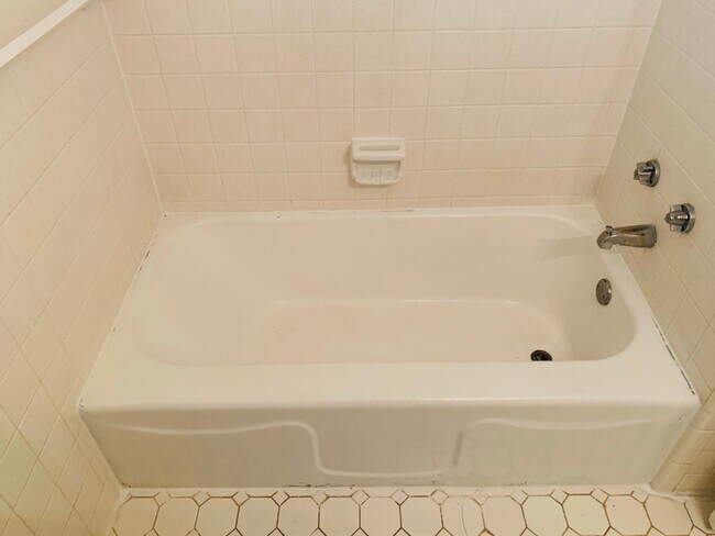 Building Photo - Wow, great location, newly renovated, 4 beds/2 bath, private fenced yard, sun room/office, must see!