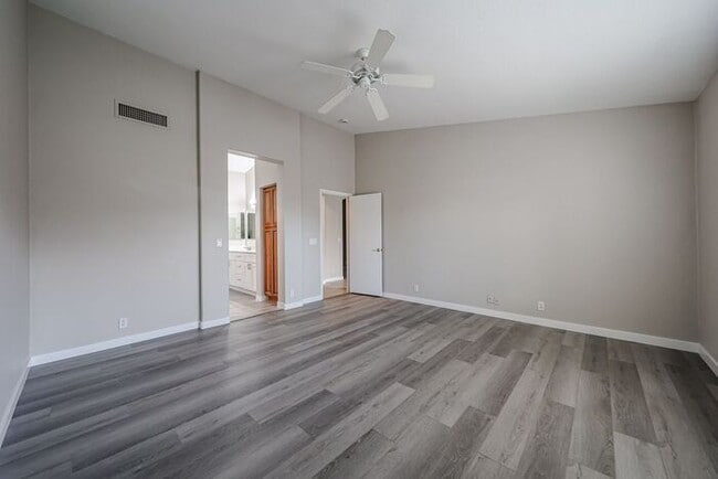 Building Photo - Welcome to this Charming 3 BEDROOM , 2 BAT...
