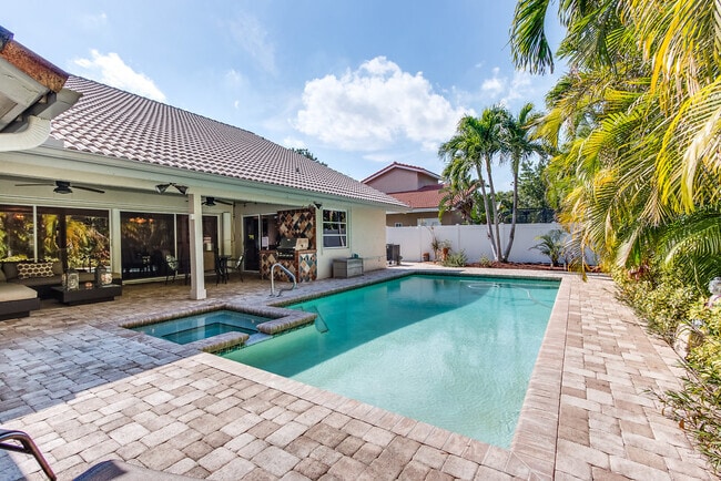 Gas-heated pool & Jacuzzi, covered patio & outdoor kitchen w/gas BBQ & sink, beautiful pavers - 2535 NW 41st St