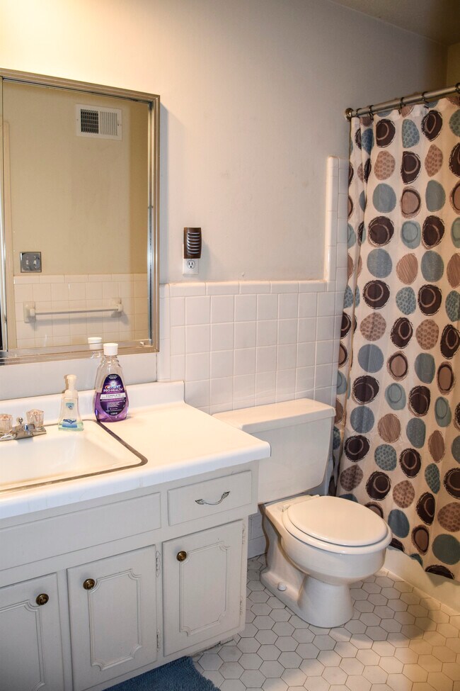 Building Photo - 596 Country Club Ln