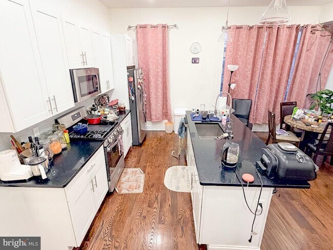 Building Photo - 1754 N Randolph St