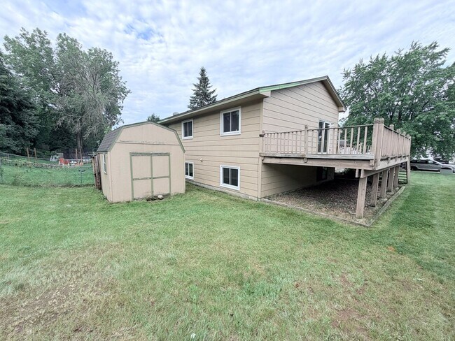 Building Photo - Versatile Oakdale Home Featuring 2 Kitchens, Sun Deck & Mother-in-Law Suite!