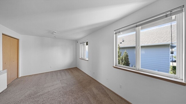 Building Photo - 2 Bed 1.5 Bath - No Pets Allowed - NAS Whidbey