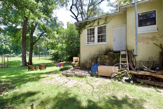 Building Photo - Charming 2-Bedroom Duplex in Prime Auburn ...