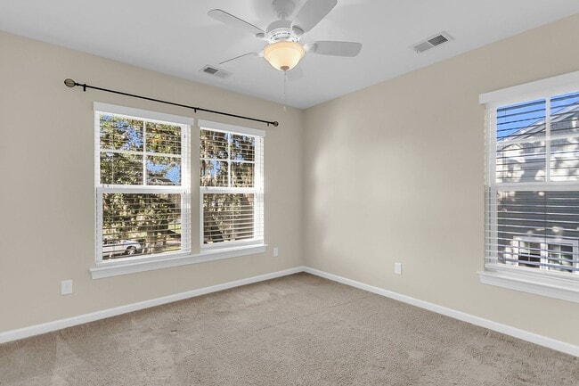 Building Photo - Stunning 3-Bed / 2.5-Bath Home in Park Cir...