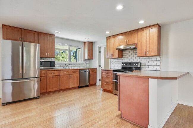 Building Photo - Room to roam! 3 bed, living, dining, den, ...