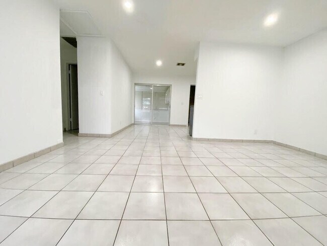 Building Photo - 2715 Ponce De Leon Blvd