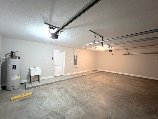 Building Photo - GORGEOUS 5 Bed 4 Bath 3 Car Garage HOME w COMMUNITY POOL for RENT!
