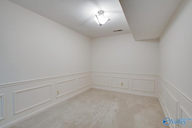 Building Photo - 1008 Heatherwood Dr SE