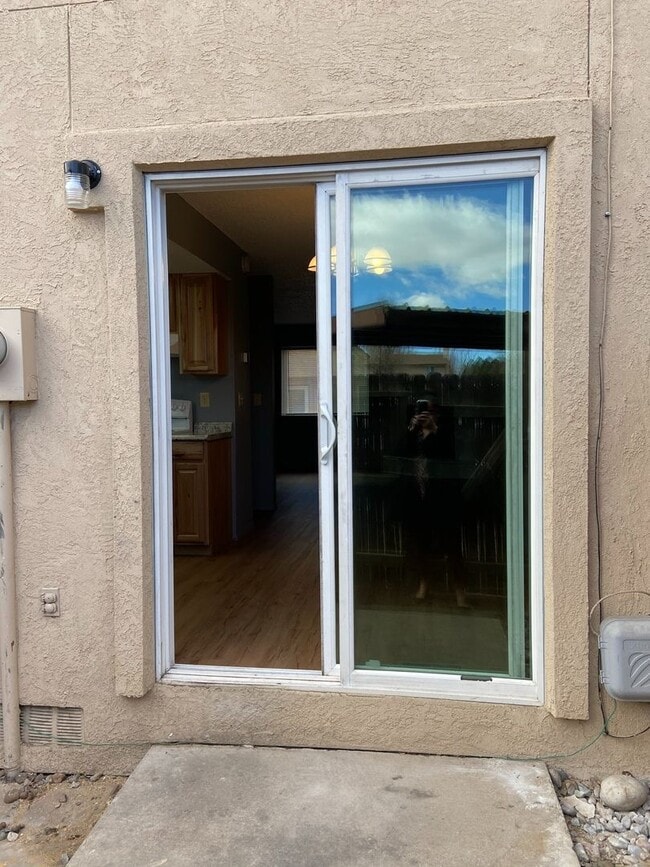 Building Photo - Stunning 2 Bed/2 Bath Townhome near Ft Carson!