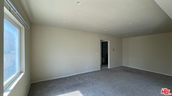 Building Photo - 545 S Manhattan Pl