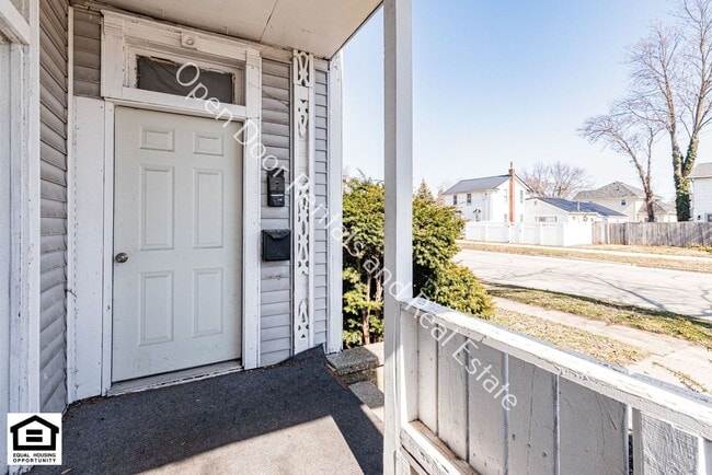 Building Photo - 603 N Van Buren St