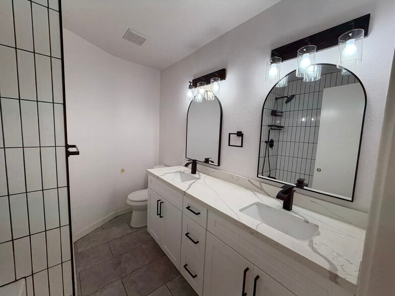 Primary bath - 10826 Lynbrook Dr