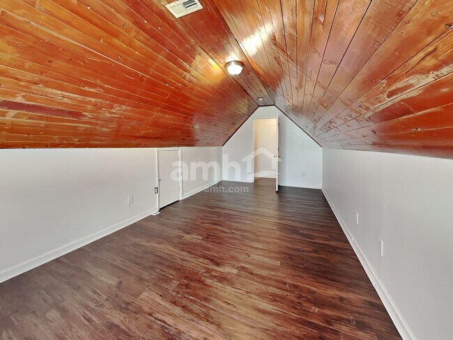 Building Photo - 3439 Silverlake Ct