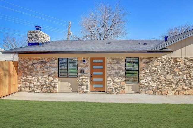 Building Photo - 1402 Valleyridge Cir