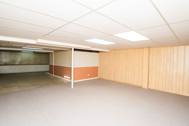 Building Photo - 3 bed 2 bath home in Valparaiso